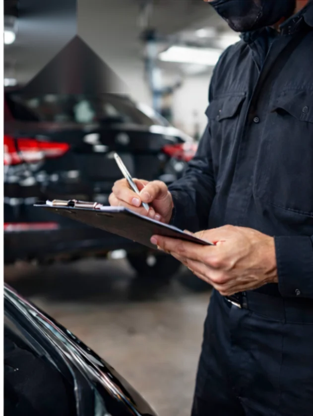 Technische Prüfung mit Klemmbrett in der Werkstatt