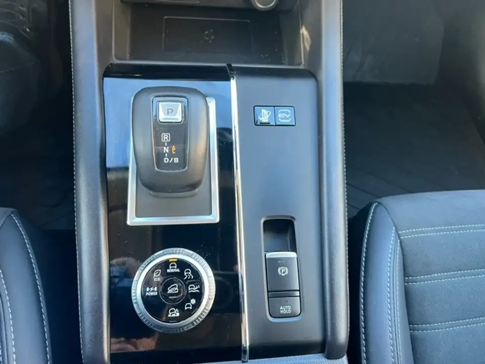 Mitsubishi Outlander 2,4 4WD Invite 220V AT 25 – Bild 13